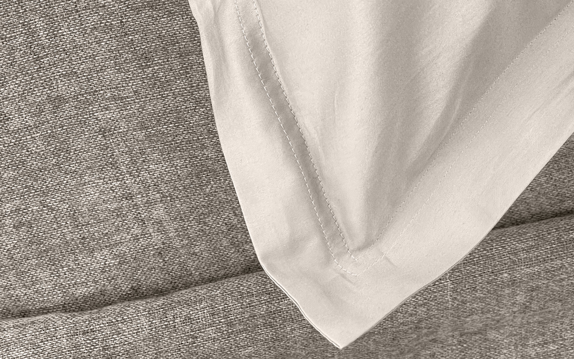 Mrs.Me home couture - solopillow Charm Beige detail1